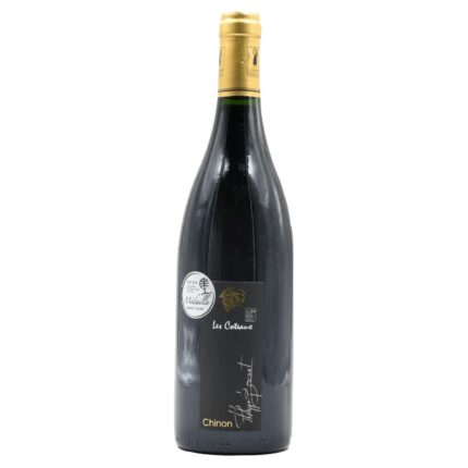 Erlebe den 2020 Chinon Terroir Coteaux: Ein ausbalancierter, tanninreicher Chinon mit Kräuternoten und roten Früchten, typisch Loire.