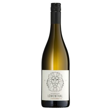 Erlebe den 2021 Chardonnay trocken vom Weingut Löwenthal. Aromen von Maracuja, Mandeln und Zitronengras vereinen sich mit einer feinen Cremigkeit und einem mineralischen, langen Abgang. Perfekt zu Spargel, hellem Fleisch und reifem Käse.
