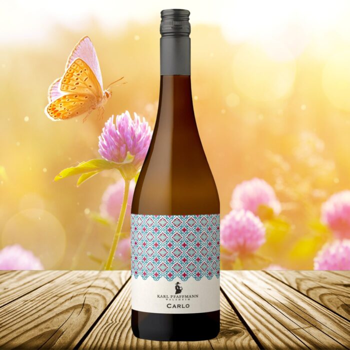 Frisch, fruchtig und spritzig mit Aromen von Apfel, Ananas & Limette. Carlo Secco trocken weiß von Karl Pfaffmann. Perfekt für den Sommer!