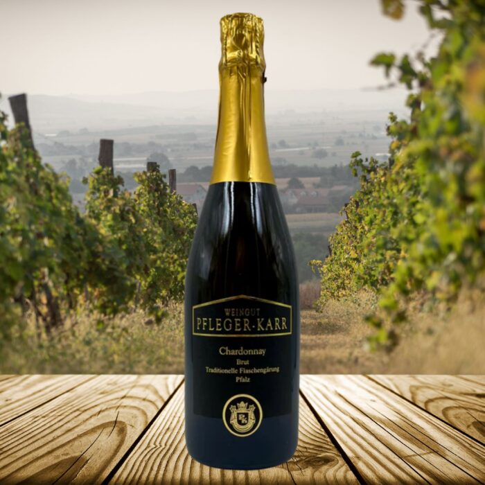 Spritzig, frisch & elegant mit feiner Perlage & typischen Chardonnay-Aromen. Chardonnay Sekt Brut vom Weingut Pfleger-Karr. Perfekt für besondere Anlässe!