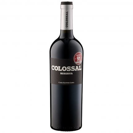 Aromen von Brombeeren, Heidelbeeren und Tabak vereinen sich im 2018 Colossal Reserva VR Lisboa zu einem fleischigen, saftigen Rotwein mit dezenter Holznote.