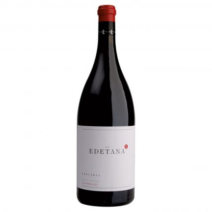 Der 2017 Via Edetana vereint kräftige Beerenfrucht, Schwarzkirsche und Eleganz. Reifung in Eichenfässern sorgt für einen geschliffenen, packenden Gaumen.
