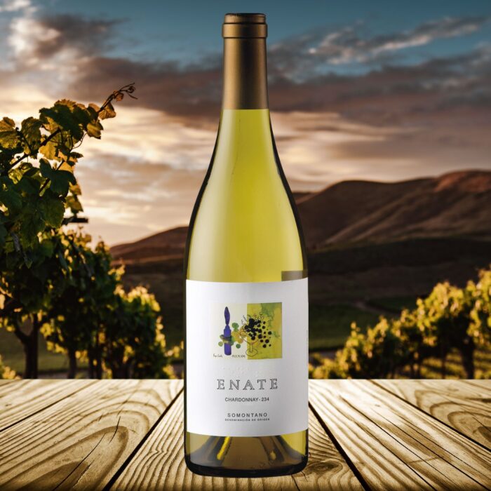 Fruchtig, frisch und elegant – der Enate Chardonnay 234 von Bodegas Enate vereint Aromen von Birnen und Aprikosen mit nussigen Noten und einem Hauch Mineralik. Am Gaumen zeigt sich dieser Chardonnay trocken und harmonisch, mit einer lebendigen Säure und einer fruchtigen, mineralischen Tiefe, die in einem langen, eleganten Abgang mündet. Dieser Weißwein ist das perfekte Beispiel für die hohe Qualität, die in der Region Somontano erzeugt wird.