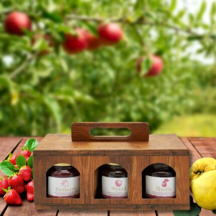 Entdecke das Fruchtaufstrich Geschenkset mit Quitte, Apfel und Holunderblüte. Mit 75 % Fruchtanteil – ideal für Desserts, Kuchen oder als Geschenkidee!