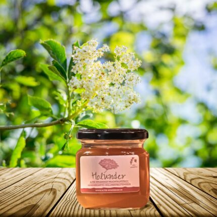 Der hausgemachte Holunderblüten-Fruchtaufstrich vom Alten Winzerhof: Mit 75 % Fruchtanteil aus frühlingsfrischen Holunderblüten. Perfekt zu Desserts, Kuchen oder pur!