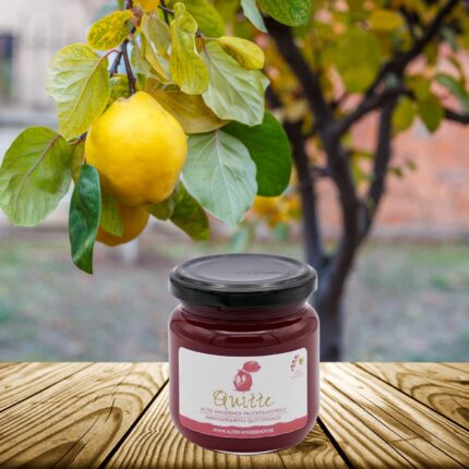 Der hausgemachte Quitten-Fruchtaufstrich vom Alten Winzerhof: Mit 75 % Fruchtanteil aus eigenen Birnenquitten. Perfekt zu Desserts, Kuchen, Käse oder pur!