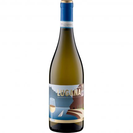 Aromen von Pfirsich, Zitrone und grünen Früchten vereinen sich im 2024 Lugana Laghetto zu einem frischen, mineralischen Weißwein mit lebendiger Säure.