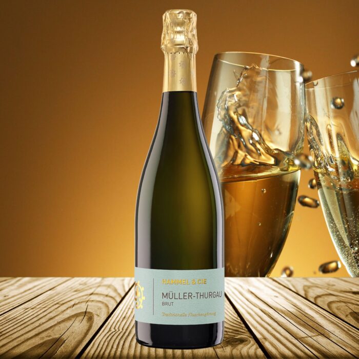 Klassische Flaschengärung, feine Perlage, elegante Frucht & langes Hefelager. Müller-Thurgau Sekt Brut vom Weingut Hammel. Jetzt entdecken!