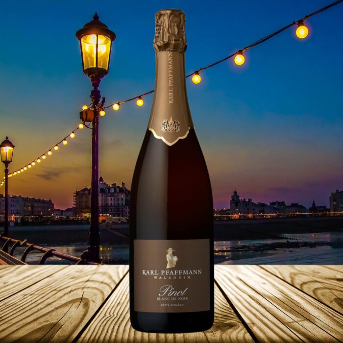 Weiß gekelterter Spätburgunder mit feiner Perlage, Birnen- & Briochenoten. Pinot Blanc de Noir Sekt extra trocken von Karl Pfaffmann. Jetzt entdecken!