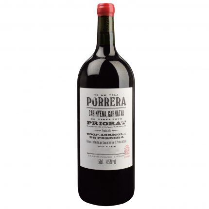Der 2016 Vi de Vila de Porrera Priorat MAGNUM vereint die Kraft alter Cariñena-Stöcke mit der Eleganz der Garnacha. Intensive Frucht, mineralisch und lang im Abgang.