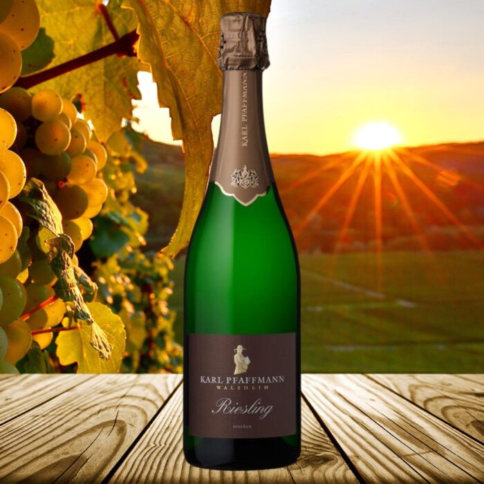 Der Riesling Sekt trocken von Karl Pfaffmann: Fruchtig-frisch, mit feiner Perlage und Aromen von Grapefruit, Pfirsich und Limette. Perfekt für festliche Anlässe