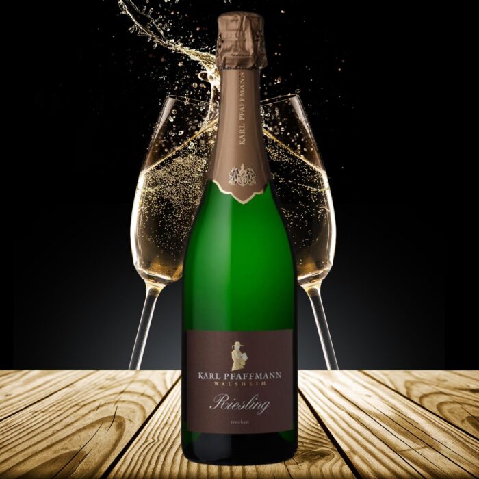 Perfekt für große Anlässe und stilvollen Genuss in der Großflasche! Der Riesling Sekt trocken Magnum von Karl Pfaffmann: Fruchtig, prickelnd und elegant.