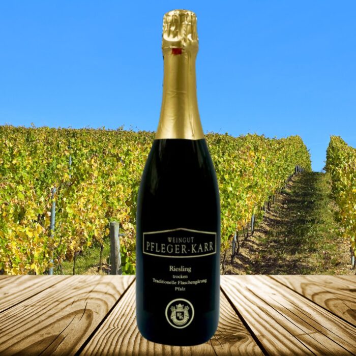 Feinfruchtig, mit harmonischer Säure und eleganter Perlage. Eleganter Winzersekt als Riesling Sekt trocken vom Weingut Pfleger-Karr.
