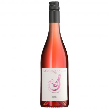 Genieße den 2022 Rosé feine Süße von Schwarztrauber. Mit Aromen von Erdbeeren und Granatapfel, feinfruchtig ausgebaut. Für entspannte Momente auf der Terrasse.
