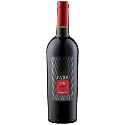 Entdecke den 2021 TANK 32 Primitivo Appassimento von Camivini: Dichte Textur, Rosinennoten, süße Kirschen und feiner Nougat. Ein Wein voller Eleganz und Intensität.