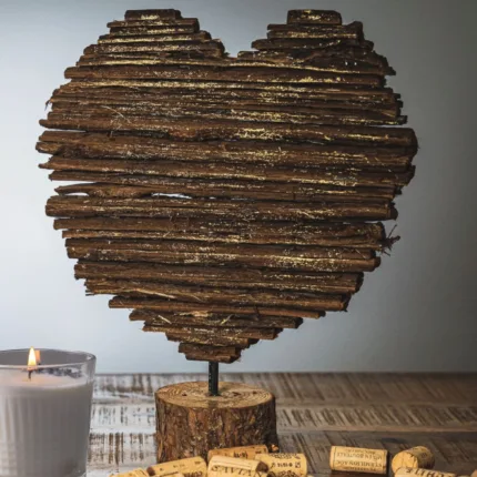 Lass dich von dem handgefertigten Deko-Herz "Goldschimmer" aus Holz & Rinde verzaubern. Jedes Stück ist ein Unikat und verleiht deinem Zuhause mit seinem leichten Goldschimmer eine warme, einladende Atmosphäre. Hol dir diesen einzigartigen Hingucker!