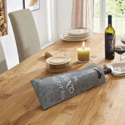 Veredle dein Weingeschenk mit der stilvollen Wein-Geschenktasche aus Filz 'IN VINO VERITAS'. Robuste Qualität, praktische Henkel und inspirierender Spruch für den besonderen Anlass. Perfekt für jede Standard-Weinflasche!