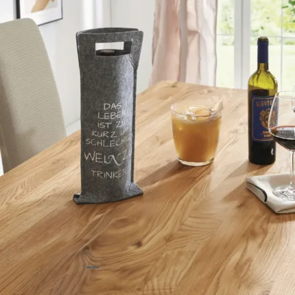Mache aus jeder Weinflasche ein besonderes Geschenk mit unserer Wein Geschenktasche aus Filz. Praktisch, stilvoll und mit dem witzigen Spruch: Das Leben ist zu kurz, um schlechten Wein zu trinken.
