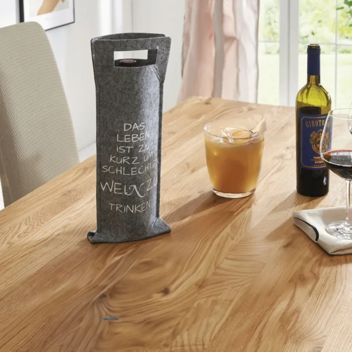 Mache aus jeder Weinflasche ein besonderes Geschenk mit unserer Wein Geschenktasche aus Filz. Praktisch, stilvoll und mit dem witzigen Spruch: Das Leben ist zu kurz, um schlechten Wein zu trinken.