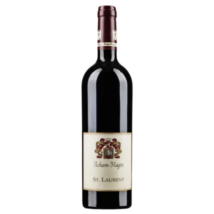 Erleben Sie den 2019 St. Laurent Rotwein trocken, ein prachtvolles Meisterwerk des VDP-Weinguts Acham-Magin. Dieser exquisite Rotwein besticht durch seine intensive Aromatik. In der Nase entfaltet sich ein Bouquet aus reifen Kirschen und dunklen Beeren, abgerundet durch eine pfeffrige Note und eine dezente Holzwürze. Am Gaumen offenbart der Wein eine faszinierende Komplexität mit einem harmonischen Spiel zwischen Fruchtigkeit und Gewürznoten. Seine Reife im Barrique-Fass fügt eine elegante Struktur hinzu. Der 2019 St. Laurent ist der perfekte Begleiter zu kräftigen Gerichten wie gegrilltem Fleisch, Wildgerichten oder reifem Käse.