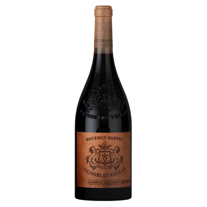 Entdecke den Bourbon Barrel Cabernet Sauvignon trocken von Vignobles Vellas. Ein intensives Erlebnis mit Aromen von reifen roten Früchten, wilden Brombeeren, Gewürzen, Vanille und Karamell, perfekt gereift in Bourbon-Fässern.