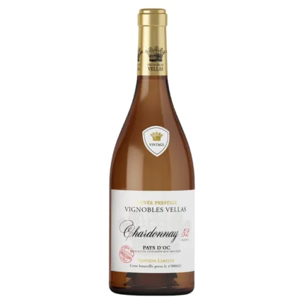 Entdecke den 2023 Chardonnay Blend 52 trocken von Vignobles Vellas. Ein vollmundiger Weißwein aus dem Languedoc mit Aromen von weißen und exotischen Früchten sowie einem Hauch von Kokosnuss und Vanille. Perfekt zu Vorspeisen, Fisch und Geflügel.