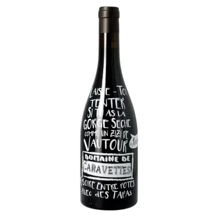 Erlebe den 2021 Laisse toi tenter Syrah trocken vom Domaine de Caravettes. Dieser tiefrote Wein verführt mit Aromen von reifen Früchten und Gewürzen. Auf dem Gaumen beeindruckt er mit Frische und einem geschmeidigen Finish. Perfekt zu mediterranen Tapas oder Lammgerichten. Entdecke jetzt diesen vielseitigen Syrah!