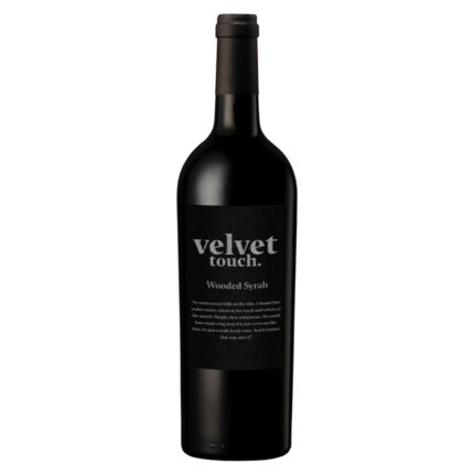Samtiger Syrah mit Noten von Vanille und Kakao. Der 2023 Velvet touch wooded Syrah ist ein Genuss für die Sinne aus dem Languedoc, perfekt zu Fleisch und Käse.