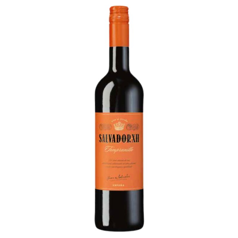 Der Tempranillo Salvador XII ist ein klassischer Vertreter von der iberischen Halbinsel. Er überzeugt mit seiner samtigen und vollmundigen Textur sowie einem intensiven Aromenspiel am Gaumen. Reife Beeren, saftige Kirschen und dunkle Pflaumen dominieren die Fruchtnoten, begleitet von einer feinen Würze. Hinzu kommen elegante Röstaromen und ein Hauch von Vanille, die dem Wein eine leicht süßliche und dennoch komplexe Struktur verleihen. Dieser Tempranillo ist die perfekte Wahl für Liebhaber seidig-weicher Rotweine, die dennoch kraftvoll und facettenreich sind.