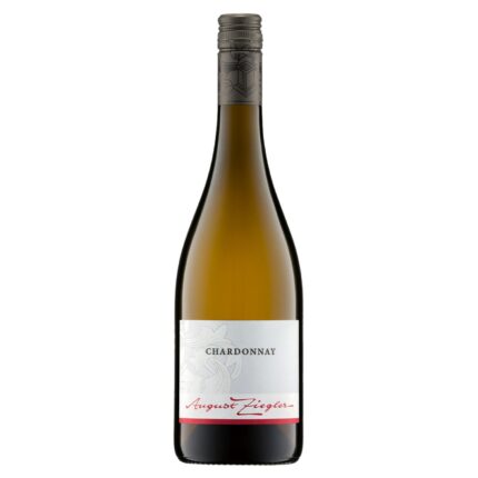 Feinfruchtig und elegant: Der 2023 Chardonnay Mandelhöhe von August Ziegler begeistert mit Aromen von Marille, weicher Frucht und einer langen Struktur.