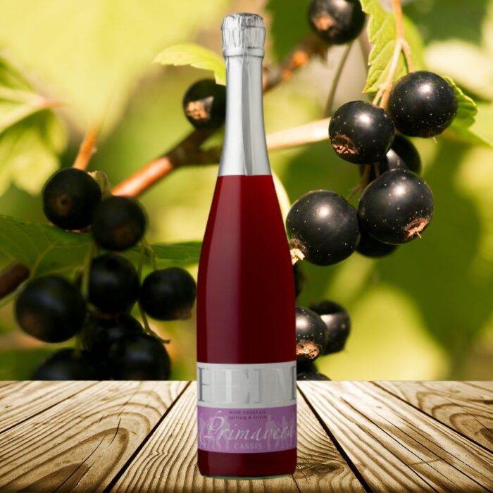 Ein spritziger Cassis-Perlwein mit intensiven schwarzen Johannisbeer-Aromen. Der Primavera Cassis von Villa Heim. Perfekt für erfrischende Genussmomente!