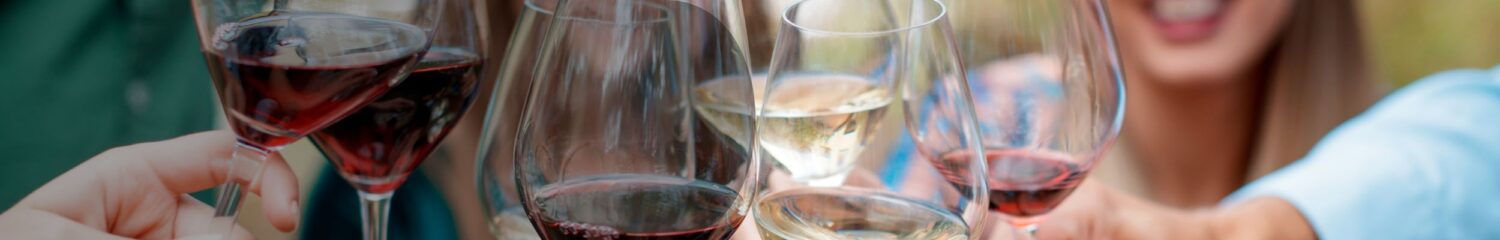 Hier findest du alle kommenden Events, bei denen du Vinomeet persönlich erleben kannst – von regionalen Festen über Weinwanderungen bis hin zu exklusiven Probiertagen in unserer Boutique. Schau vorbei, koste dich durch unser Sortiment und lerne uns kennen. Wir freuen uns auf dich!