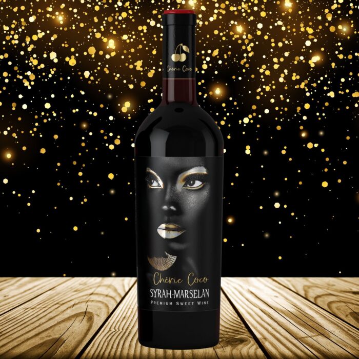 Flasche Chérie Coco Syrah-Marselan vor schwarzem Hintergrund mit goldenen Lichtpunkten