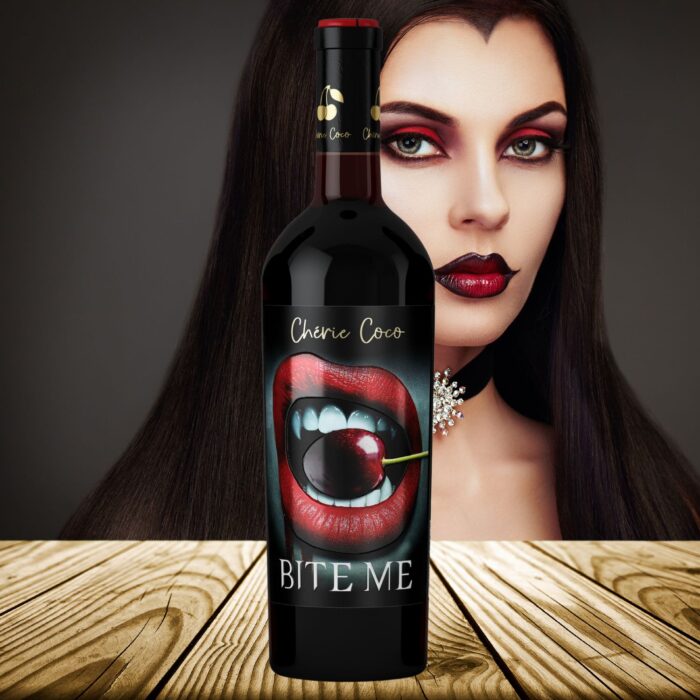 Flasche Chérie Coco Bite Me Syrah-Marselan mit Vampir-Frau im Hintergrund