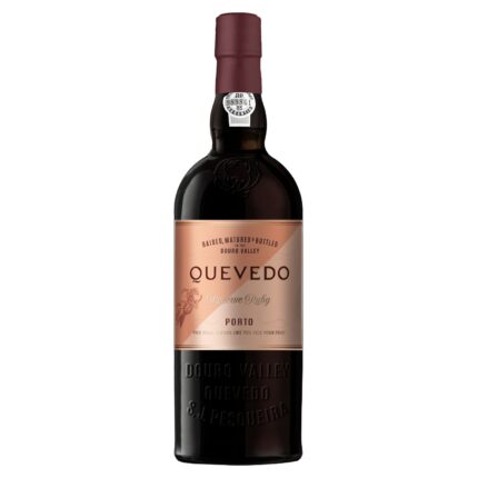 Flasche Reserve Ruby Port von Quevedo mit Schokolade auf Löffel mit Erdbeere.