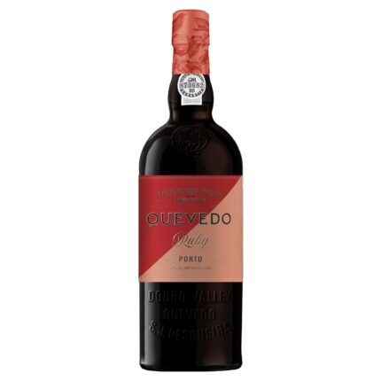 Flasche Ruby Port von Quevedo vor hellem Hintergrund
