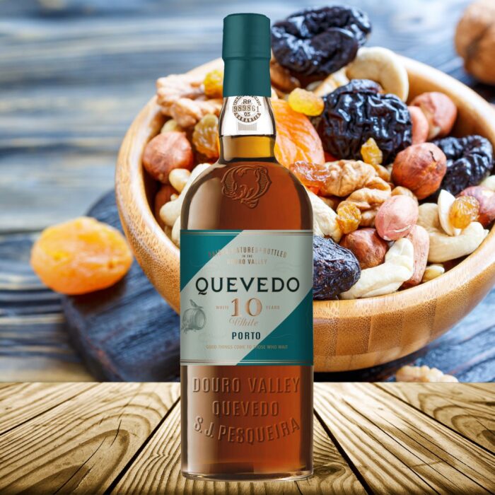 White Port 10 Jahre alt von Quevedo im Glas mit Trockenfrüchten