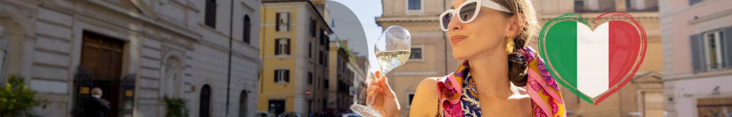 Frau in italienischer Stadt mit einem Glas Wein bei Pasta