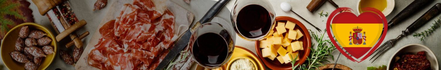 Spanische Rotweingläser- und auf einem Holztisch mit Oliven und Tapas im Sonnenlicht.