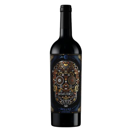 Demuerte Deluxe Tinto von Winery On Bodegas mit ornamentalem Totenkopf auf schwarzem Etikett