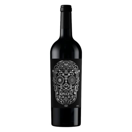 Demuerte One Tinto von Bodegas Winery On mit hellem Totenkopf auf schwarzem Etikett