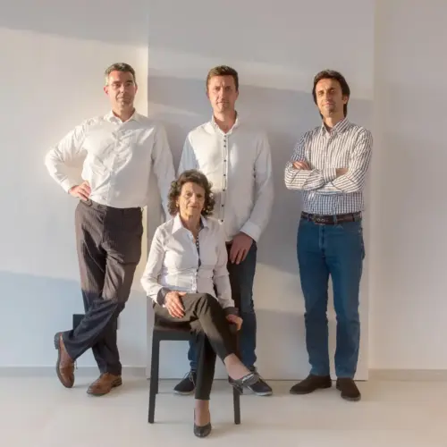 Das Weingut Valetti Bardolino ist ein Emblem der Exzellenz, gelegen in der malerischen Landschaft des Gardasees. Mit einer Geschichte, die bis zum Anfang des 20. Jahrhunderts zurückreicht, verkörpert dieses Familienunternehmen die perfekte Harmonie zwischen Tradition und Innovation. Hier, wo der Großvater Angelo einst seine Vision begann, führen heute die Brüder Stefano, Luca und Davide das Erbe mit Hingabe und Leidenschaft fort.